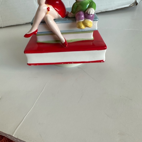 Betty Boop & Bimbo porcelain music box Motion SINGING ON TOP OF BOOKS WORKS NICE - Picture 8 of 11